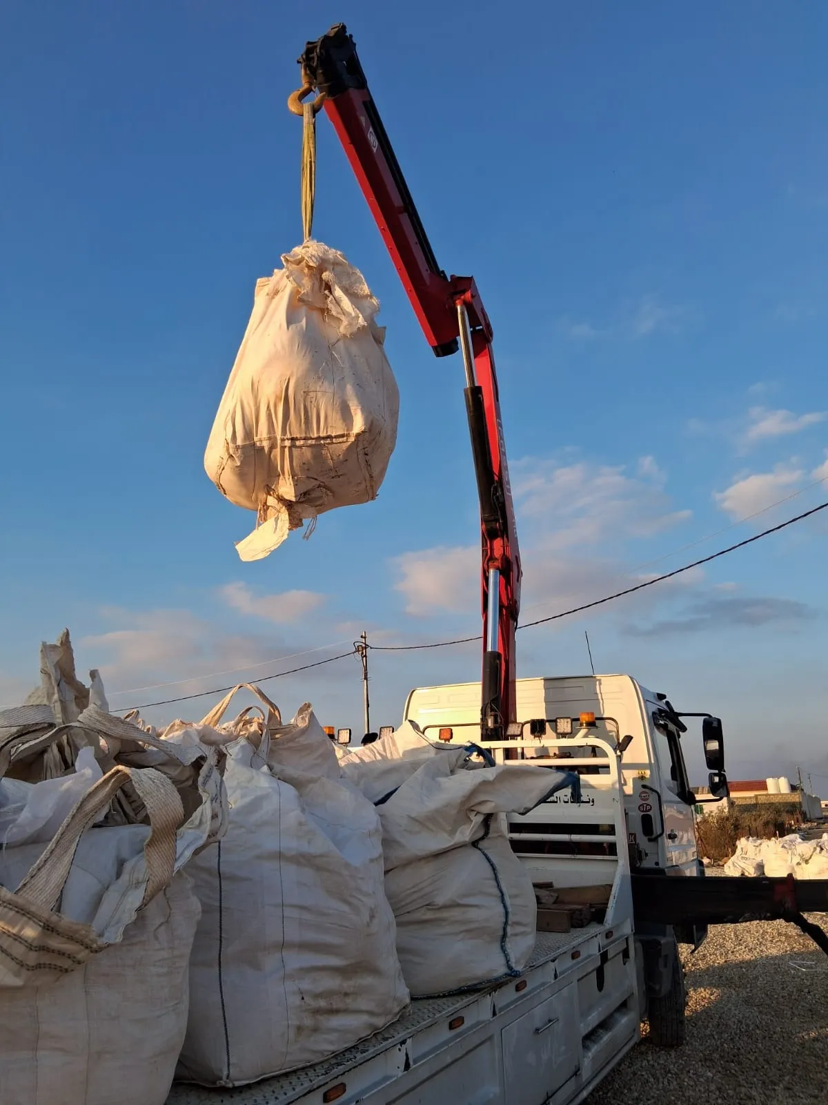 ونشات عمان - نقل السيارات المعطلة والمصدومة بأمان