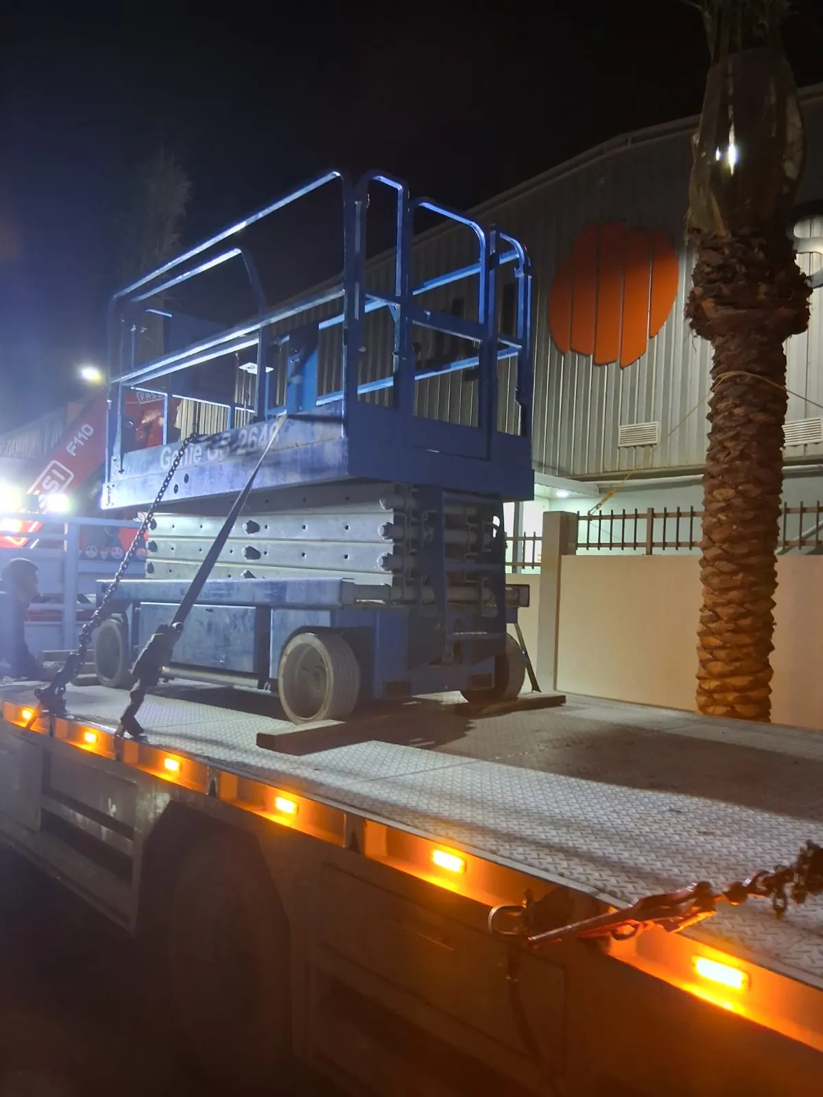 نقل السيارات بأمان - سطحات حديثة مزودة بأنظمة تثبيت